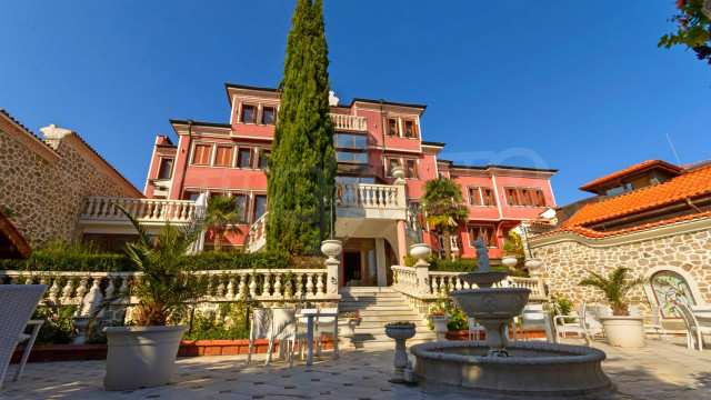 Мега сделка: Продават тузарски дворец в Пловдив за 5,6 млн. евро СНИМКИ
