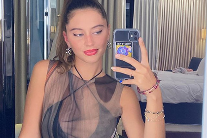 Красивата 20-г. дъщеря на Джуд Лоу се показа в прозрачен тоалет СНИМКИ