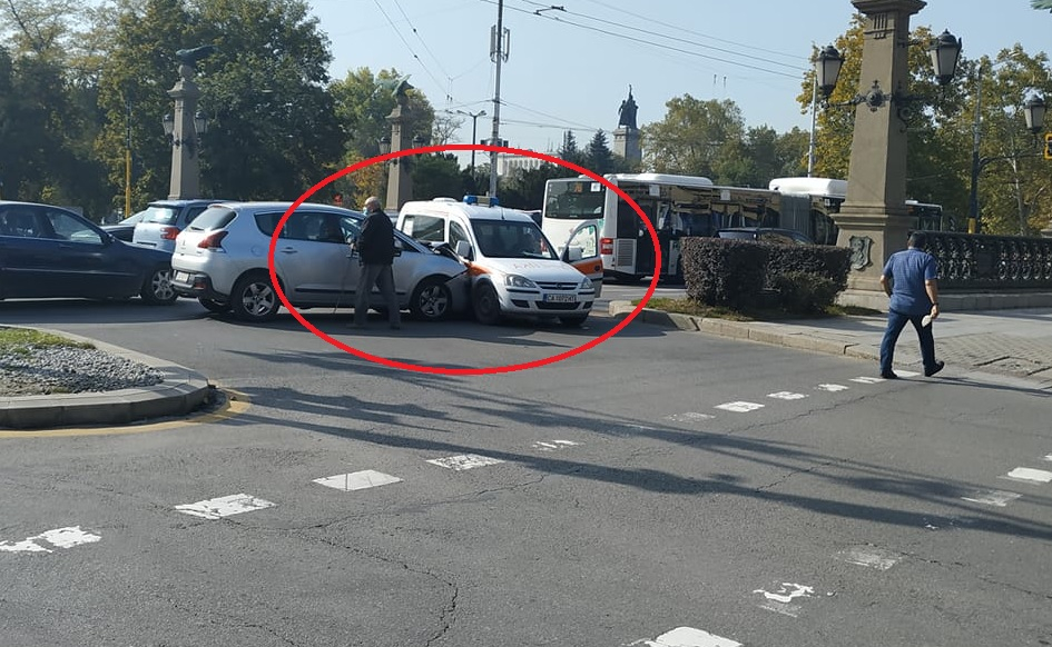 Първо в БЛИЦ! Брутална катастрофа с линейка на "Орлов мост" в София