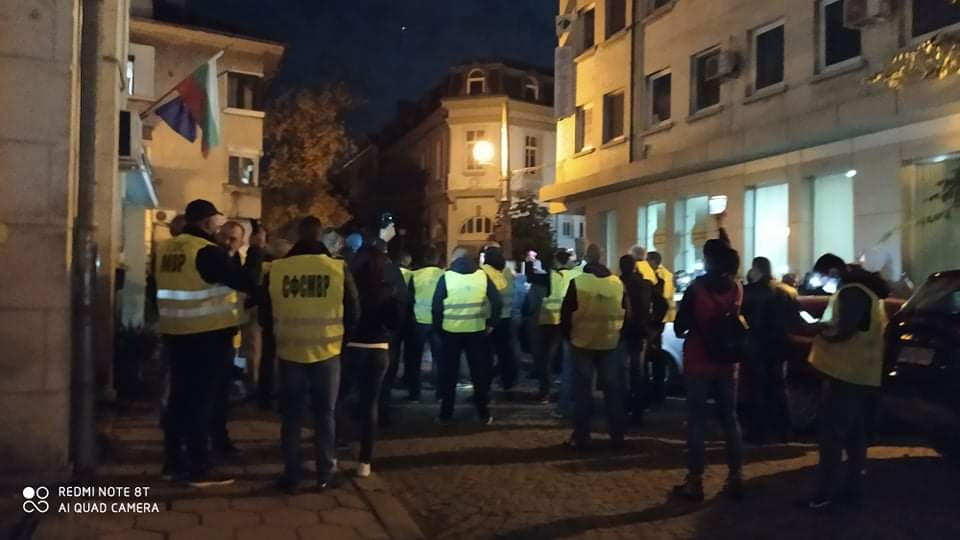 Полицаи и пожарникари на протест в Пловдив СНИМКИ