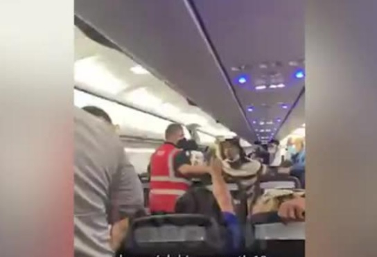 Свада: Пътник без маска провокира масово сбиване на борда на самолет ВИДЕО 18+