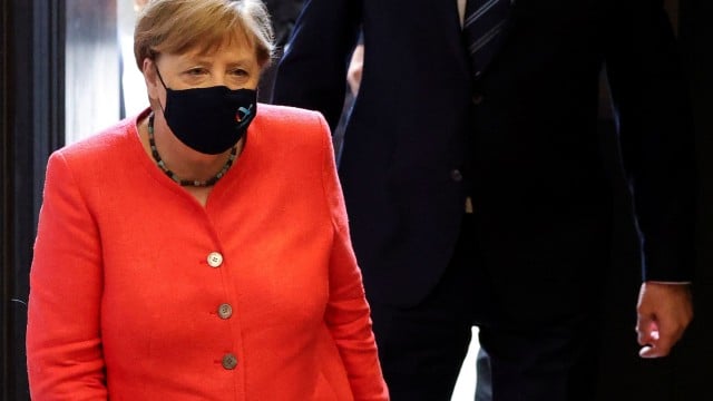 Партията на Меркел избира нов лидер през...
