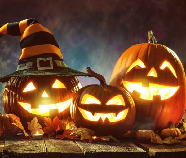Страховито: Художник създаде сцена на клане за Хелоуин пред дома си СНИМКИ 18+
