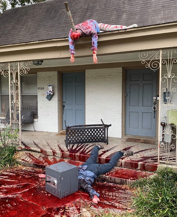 Страховито: Художник създаде сцена на клане за Хелоуин пред дома си СНИМКИ 18+