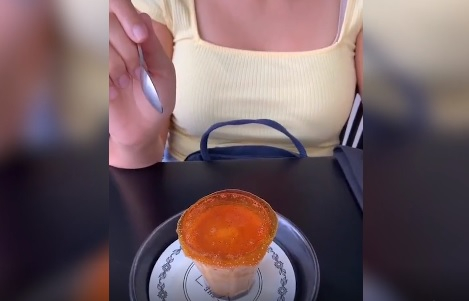 Девойка поиска да опита необичаен десерт, но се получи епичен конфуз ВИДЕО