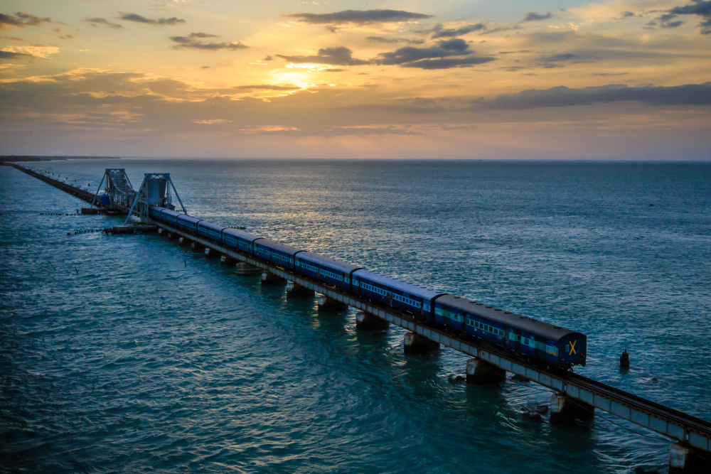Пътешествие с легендарния влак, който се движи в морето ВИДЕО