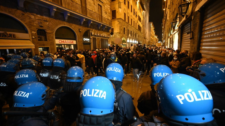 Италия се тресе от протести заради COVID-19 мерките, хвърлят "Молотов" и... 