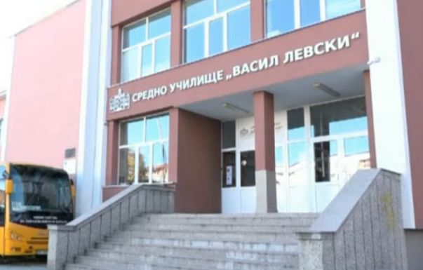 Колеги и приятели на покосената от К-19 учителка от Севлиево с трогателен жест към близките й