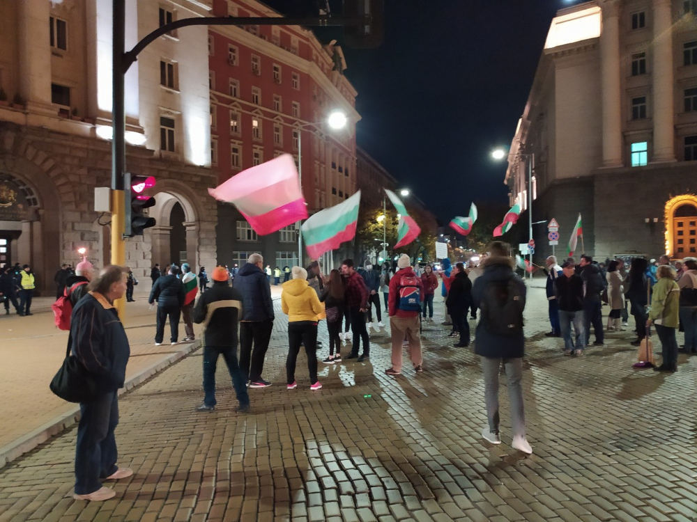 Протестиращи пак затвориха центъра на София СНИМКИ