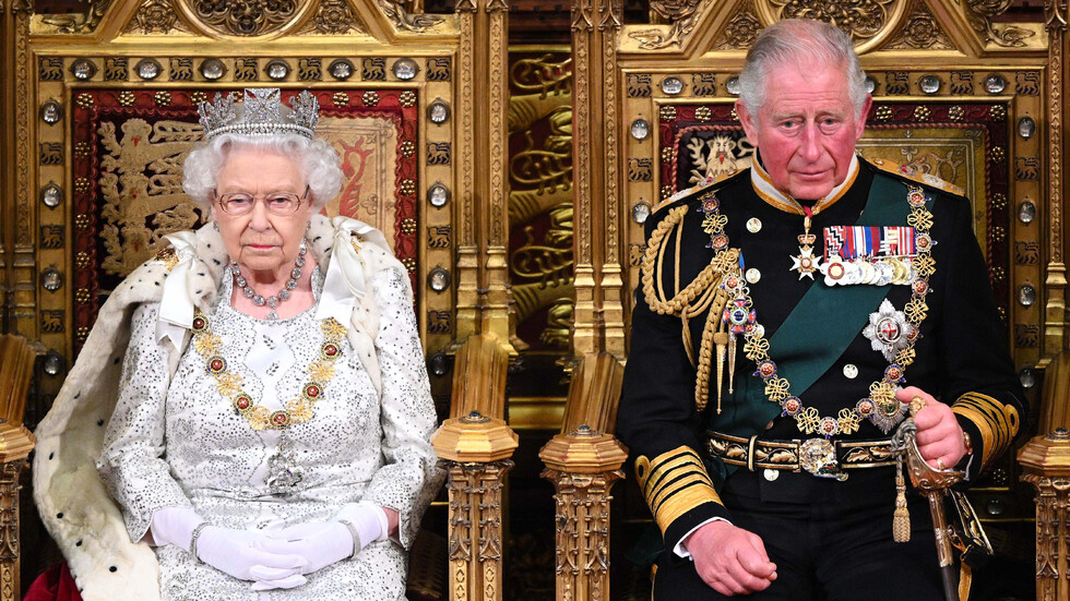 Елизабет II сваля короната! Принц Чарлз сяда на трона
