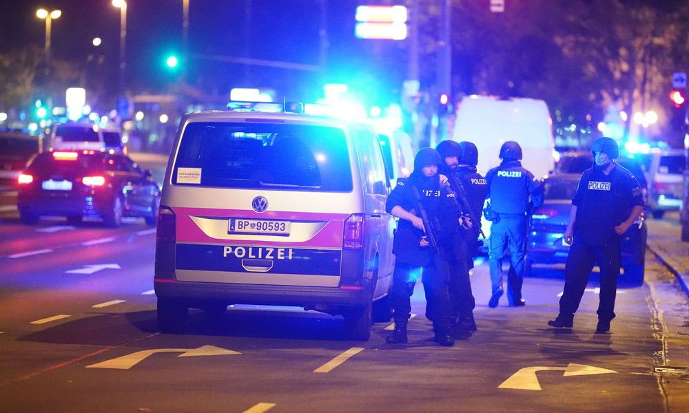 Кървав терор във Виена: Терористите са взели и заложници, поне 7 души са убити ВИДЕО