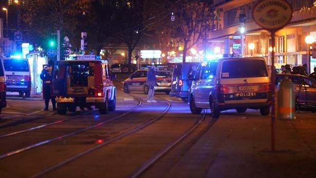 Ново ВИДЕО от стрелбата между терорист и полицаи в центъра на Виена