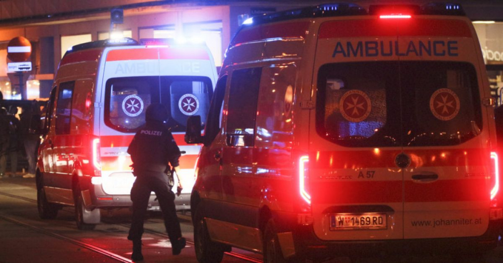 Ужасяващо ВИДЕО 18+ е запечатало как терорист разстрелва минувач във Виена