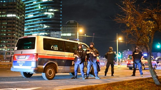  Джихадисти разстрелват минувачи и полицаи на 6 места в центъра на Виена ВИДЕО
