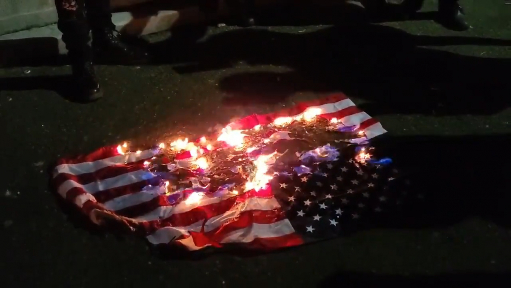 Напрежението ескалира: Горят американски флагове в Портланд ВИДЕО