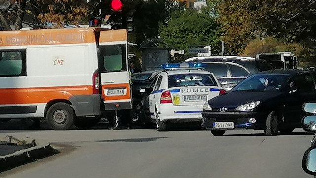 Адско меле между скъпарски коли в Пловдив, хвърчат линейки и патрулки СНИМКИ