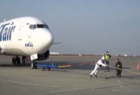 Най-силният руснак счупи рекорд по теглене на... самолети ВИДЕО