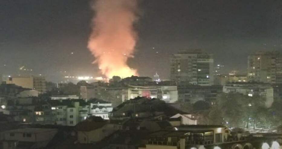 Голям пожар горя на пъпа на Варна, пламъците се виждаха от целия град ВИДЕО 