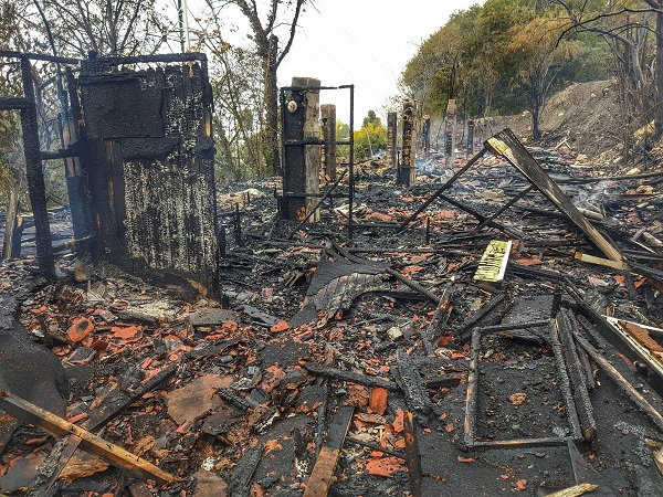 Голям пожар горя на пъпа на Варна, пламъците се виждаха от целия град ВИДЕО 