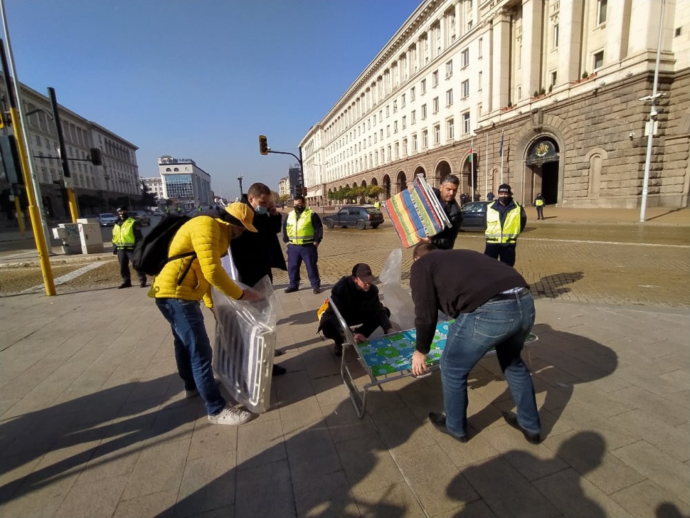 Адв. Хаджигенов потъпка К-19 забрана на протест на Мая и "Отровното трио" пред МС СНИМКИ