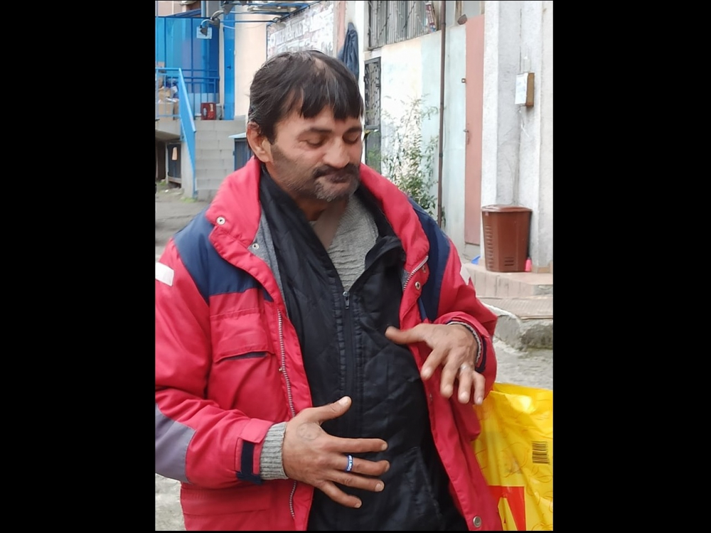 Пълна трагедия: Глобяват бездомник за спане на пейка и без маска в Бургас ВИДЕО