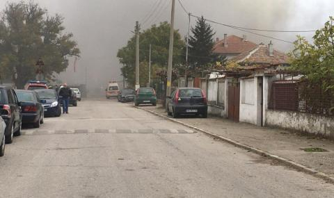 Гъст дим обгърна Катуница, полиция заварди фабрика заради... СНИМКИ