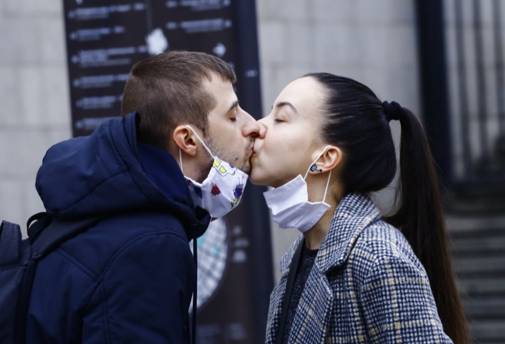 Фоторепортаж в БЛИЦ:  Сложиха ли си маските столичани СНИМКИ 