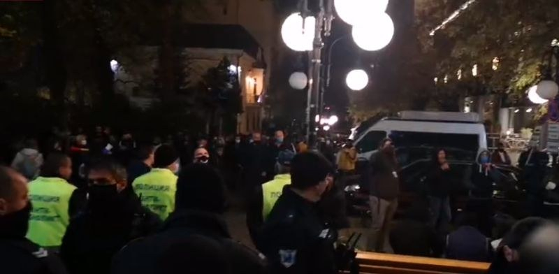 Протестъри се счепкаха пред БНТ заради Радев ВИДЕО