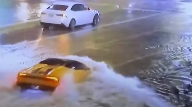 Зрелищни ВИДЕА: Lamborghini премина като подводница през водна стихия  