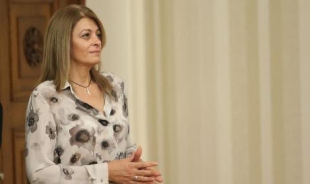 Деси Радева опровергала пред Сашо Диков медийни измишльотини за купони на президента с плеймейтки