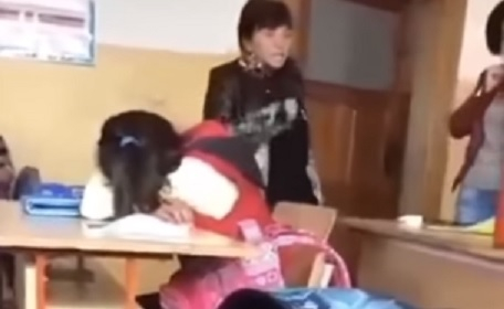 Скандално ВИДЕО! Учителка по български преби като куче ученичка 