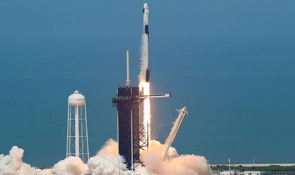 Първият космически кораб на SpaceX се отправи към МКС ВИДЕО