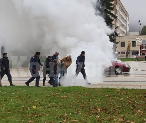 Мъж подпали колата си пред общината във Враца, нападна полицаи ВИДЕО