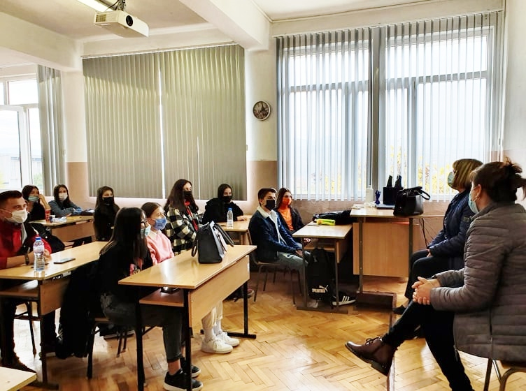 Д-р Мехмед даде съвет на ученици в Черноочене и разчувства мрежата 