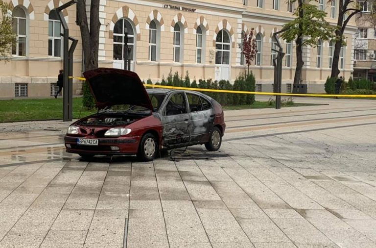 Скандалния разкрития за пиромана от Враца, подпалил колата си пред Общината 