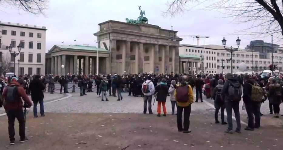 НА ЖИВО: Берлин се бунтува срещу К-19 мерките