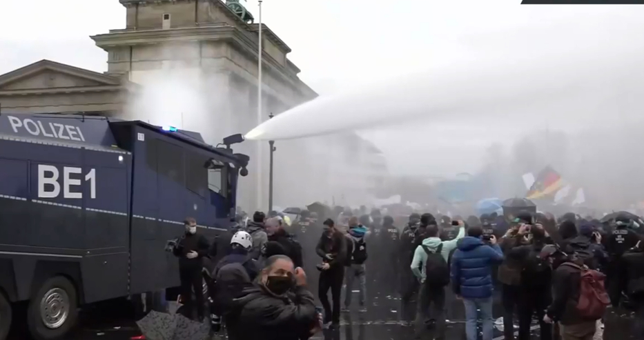 НА ЖИВО: Полицията използва водно оръдие срещу протестиращите в Берлин
