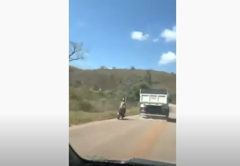 Шофьор на камион се гаври с мотоциклетист на пътя ВИДЕО