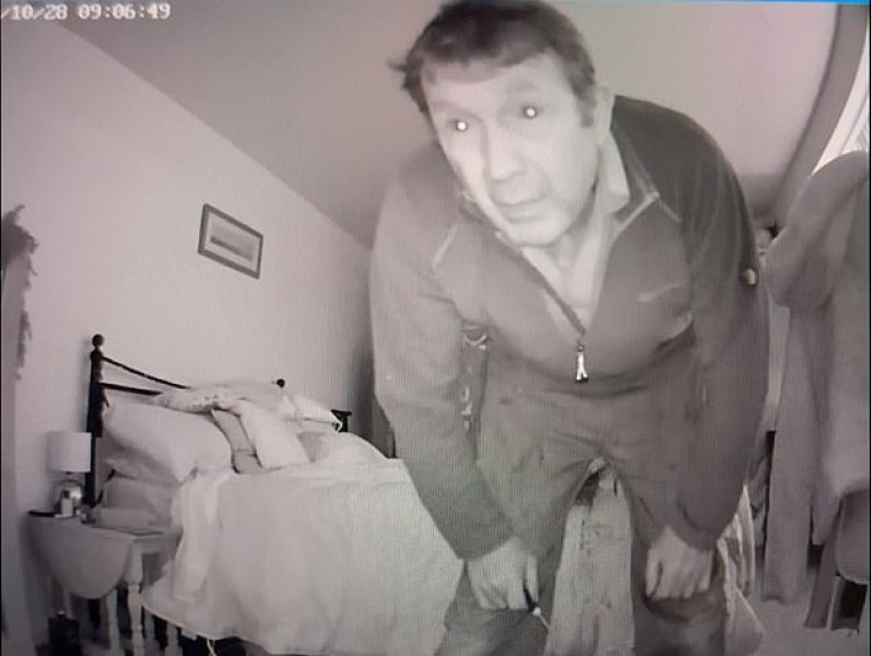 Камера засне какво прави извратен водопроводчик в дома на клиентка ВИДЕО