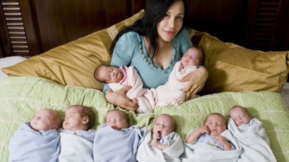 Ето какво се случва с първата майка на осемзнаци и бебетата й 11 години по-късно  