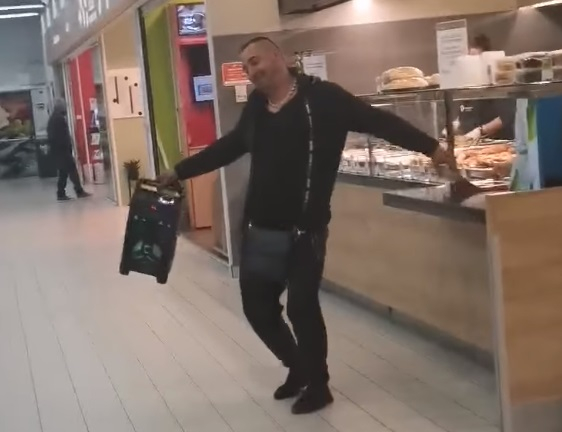 Мъж нахлу без маска в софийски хипермаркет, всички му се радват ВИДЕО 