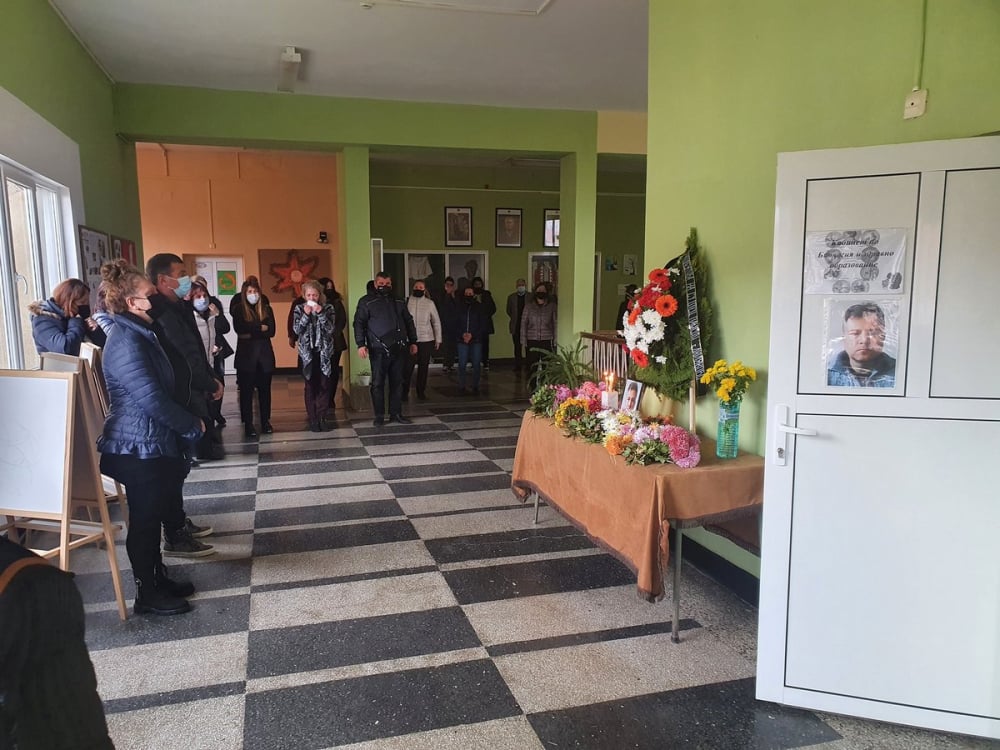 Последно сбогом: Ученици с трогателно послание до починалия в Руенско учител с К-19