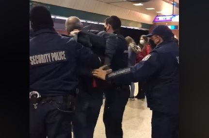 Арестуваха зрелищно двама без маски на столичната метростанция "Сердика" ВИДЕО