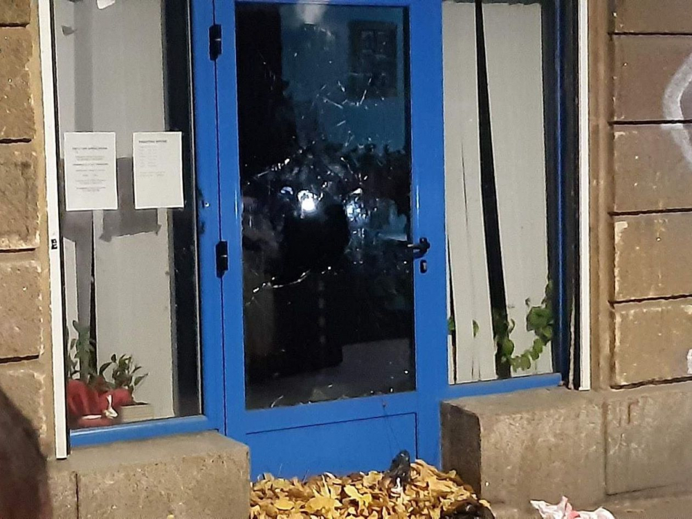 Пияни протестиращи изпотрошиха офис на ГЕРБ в центъра на София