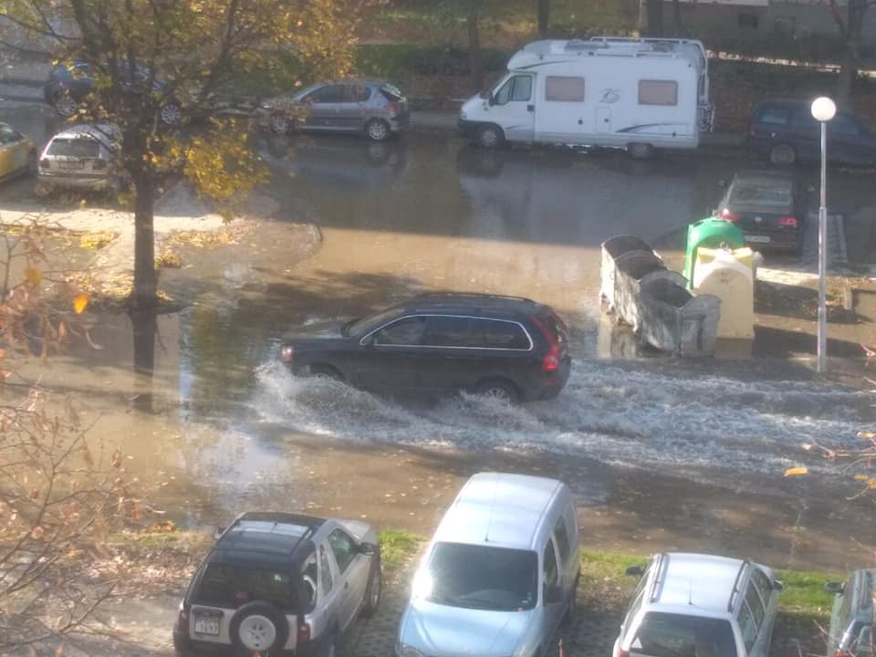 Улица в Пловдив се превърна в река СНИМКИ