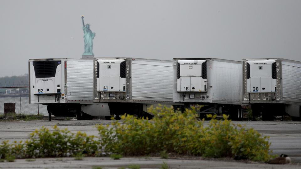 WSJ: Стотици мъртви тела стоят в "мобилни морги" в Ню Йорк от пролетта насам СНИМКИ