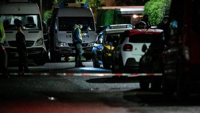 Германски полицаи убиха въоръжен с пистолет мъж ВИДЕО