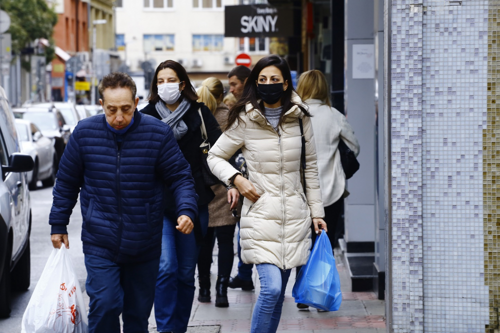 Нелепо: В Гърция трябва да носите две маски, ако... 