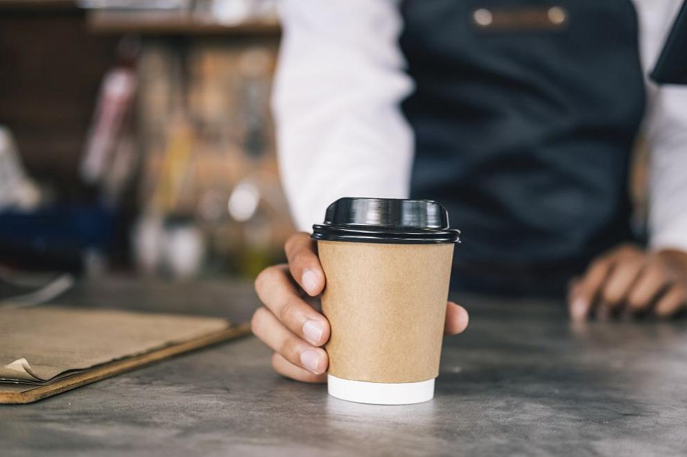 Кафето в пластмасова чаша крие сериозна заплаха за здравето 