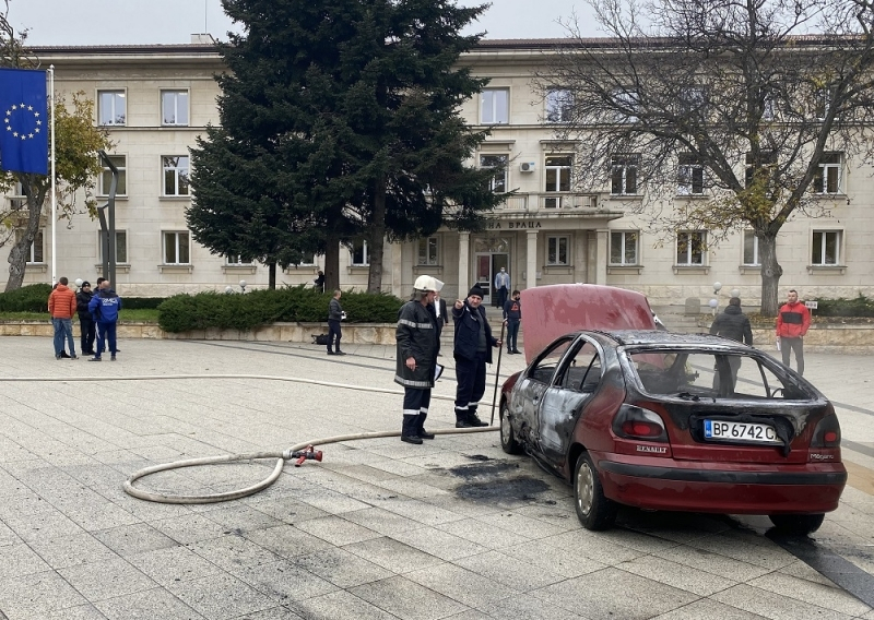 Неочаквано семейно разкритие за  пиромана, подпалил колата си в центъра на Враца